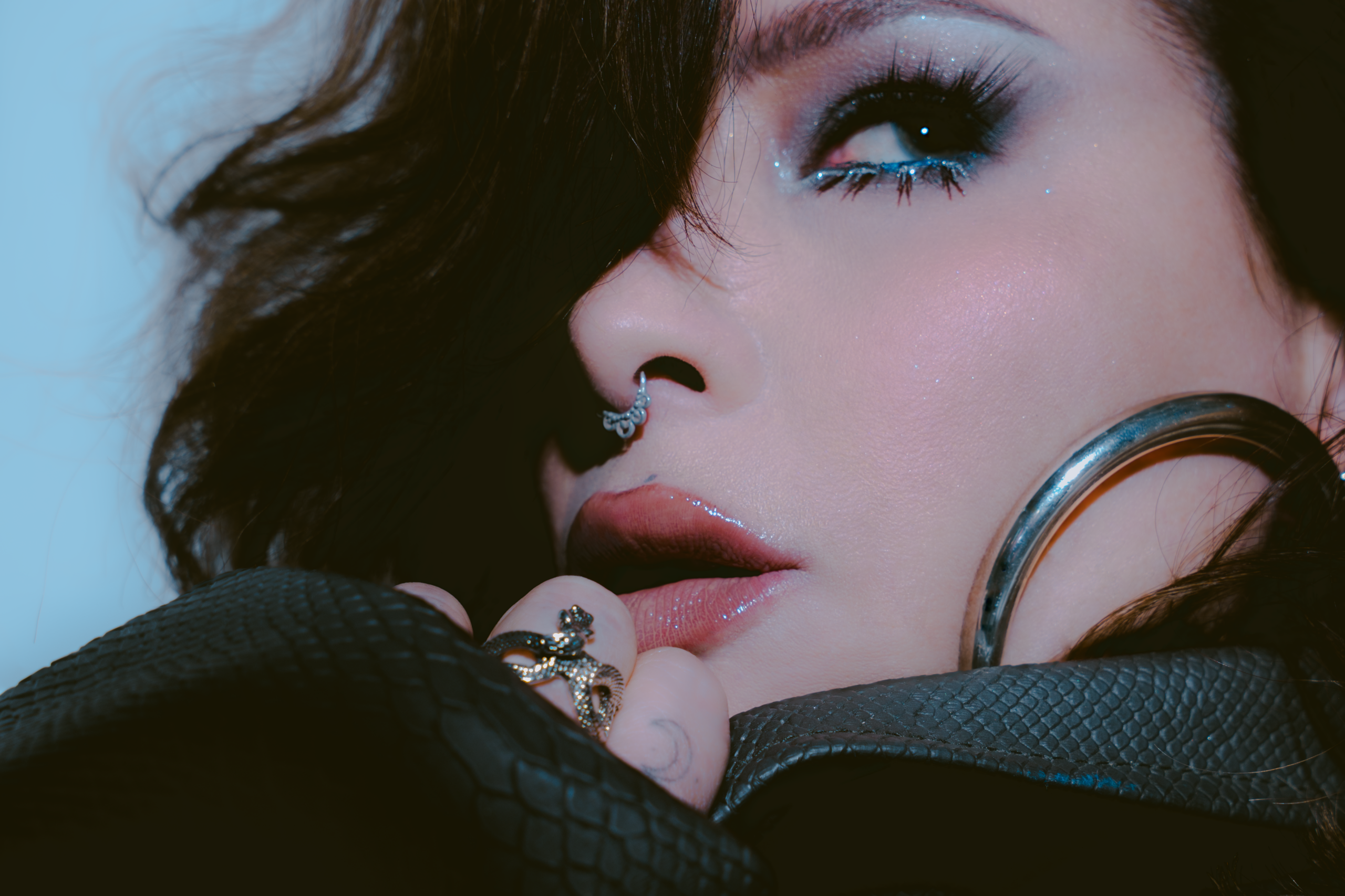 A mesma fúria, em outra pele: PITTY revela nova fase artística e anuncia álbum homônimo, seu primeiro disco de inéditas em sete anos.