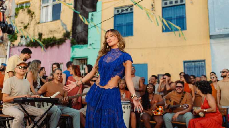 ‘O motivo pra vencer’: Claudia Leitte contracena com a filha e celebra a mensagem de perseverança em novo videoclipe.