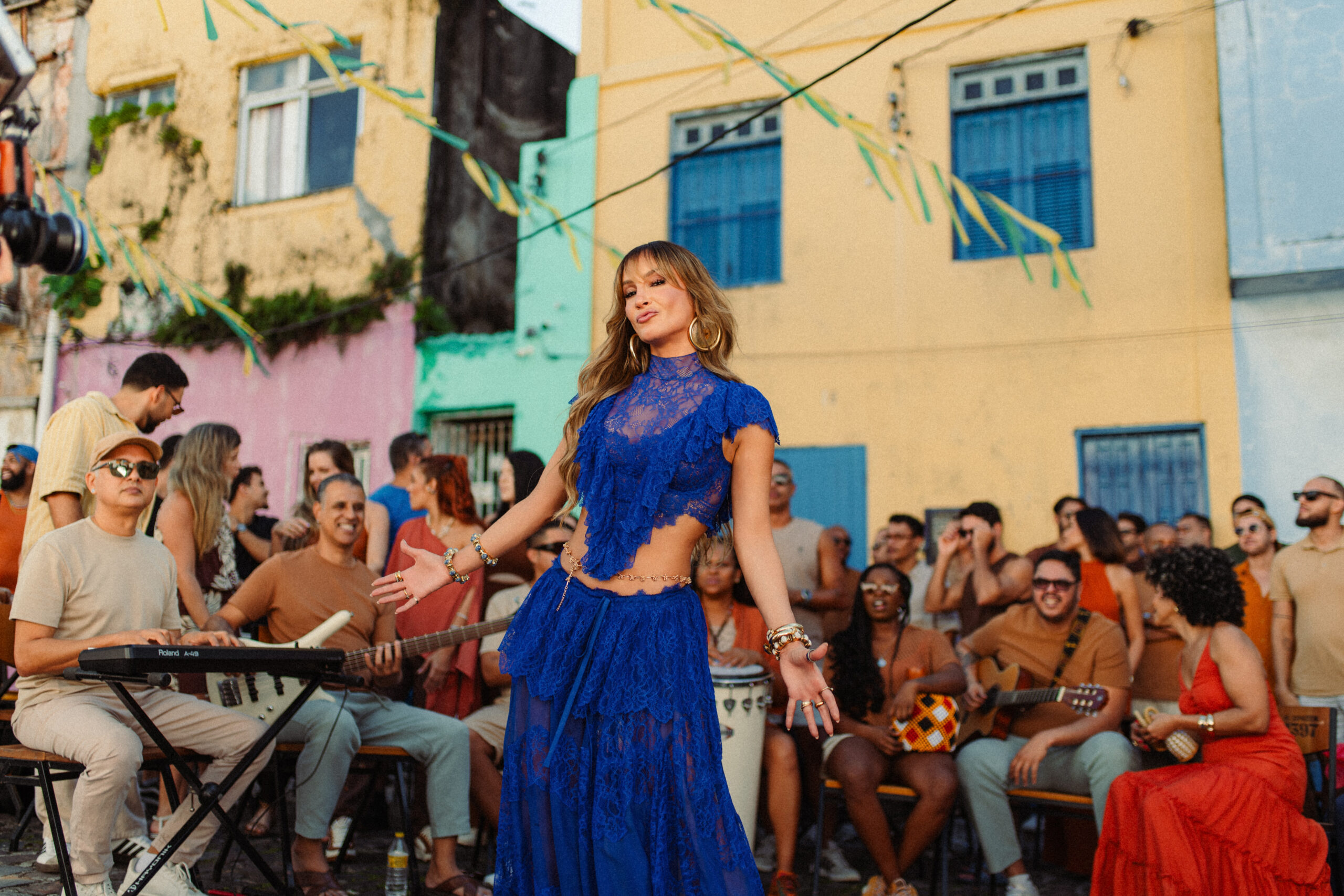 ‘O motivo pra vencer’: Claudia Leitte contracena com a filha e celebra a mensagem de perseverança em novo videoclipe.