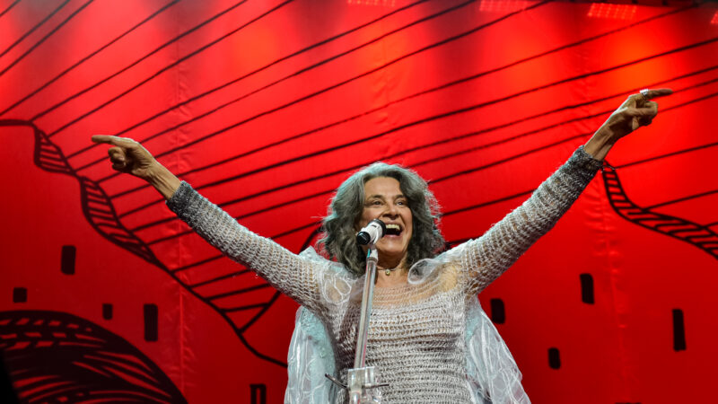 Simone faz show sold out em SP e sai em turnê pelo Brasil.