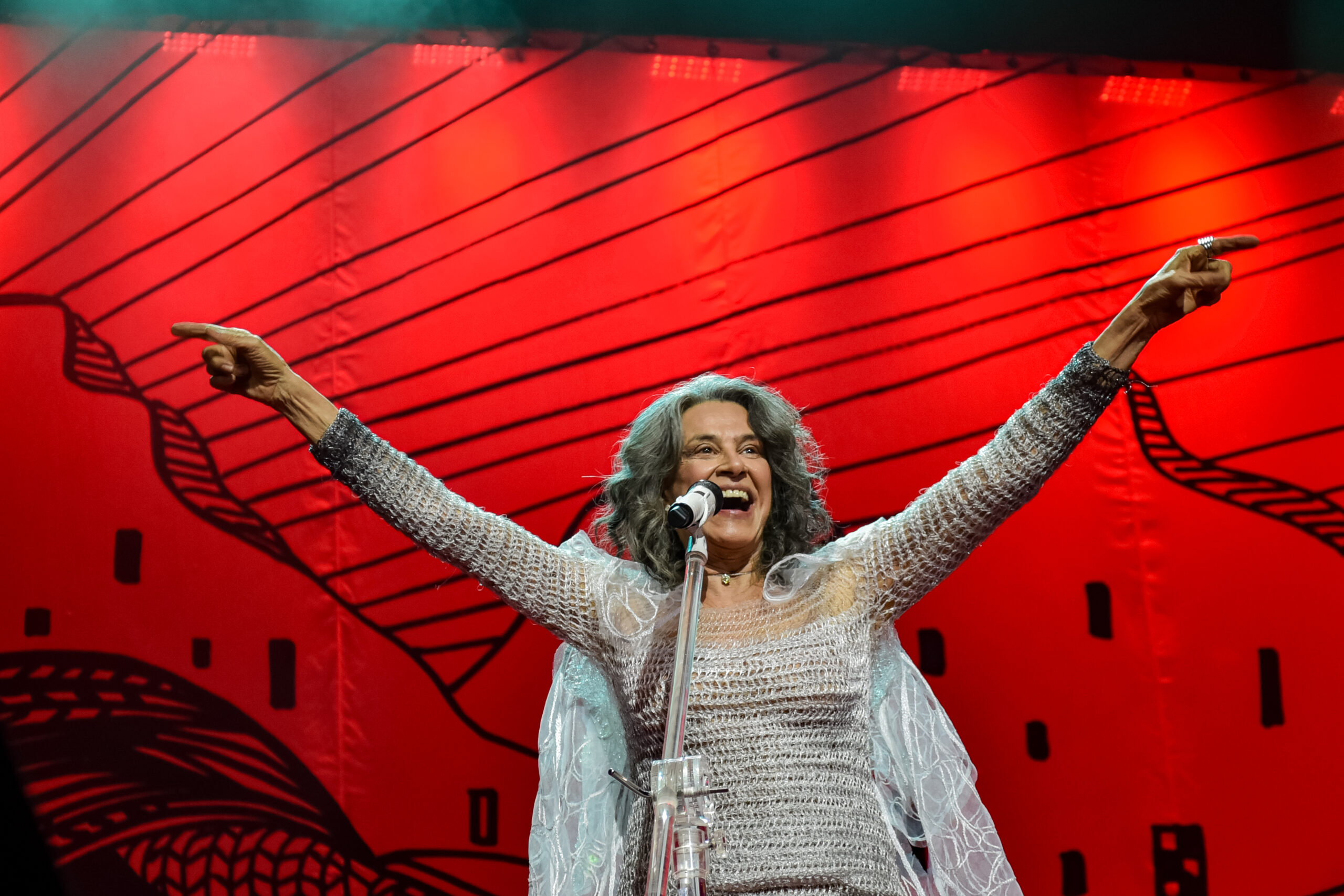 Simone faz show sold out em SP e sai em turnê pelo Brasil.
