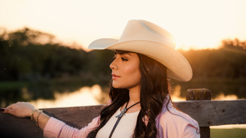 Às vésperas de Barretos, Fiorella aposta na estética agroneja em “Cowboy” e amplia seu repertório.
