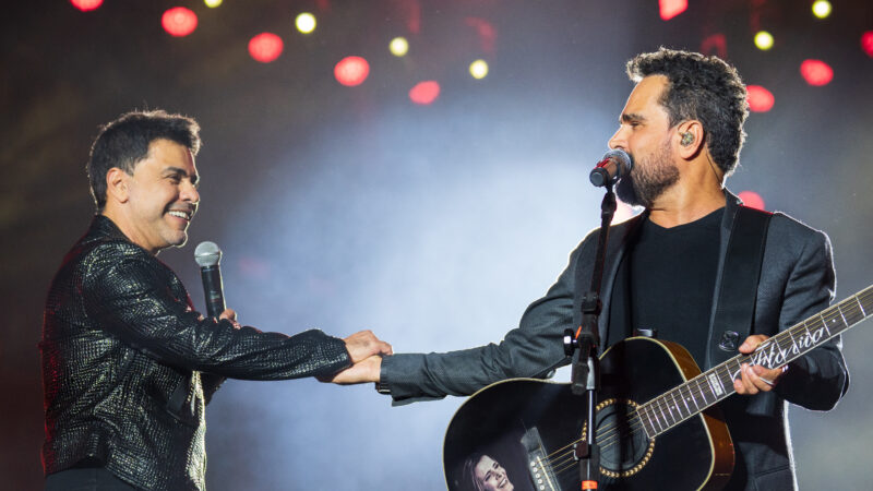 Em Goiânia, Zezé Di Camargo e Luciano mostram seus hits no Festival “Histórias” com coro do público.