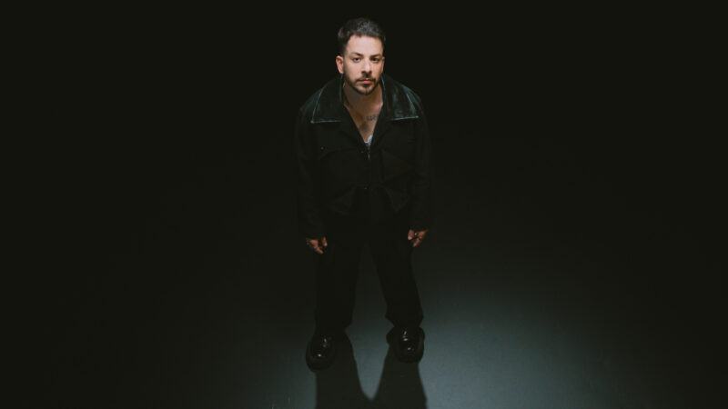 Junior abre novo ciclo com “Labirinto”, primeiro single de uma série que desembocará em EP homônimo.