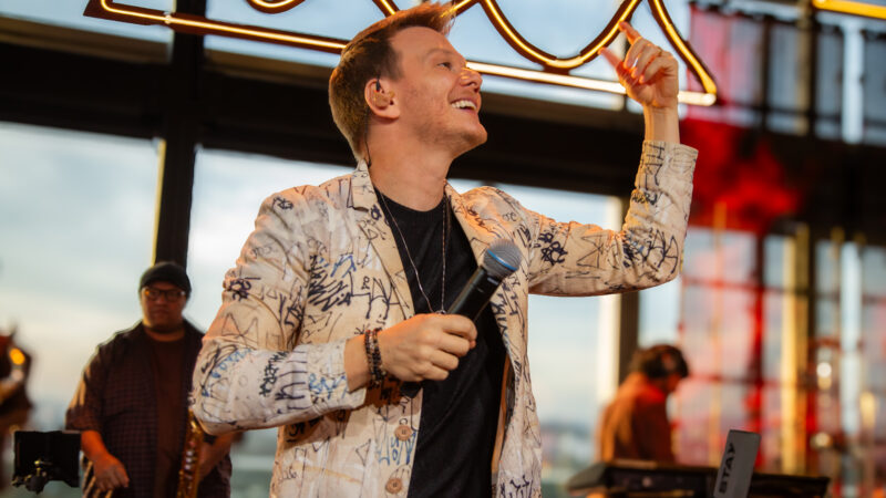Michel Teló lança novo álbum “Sertanejinho do Teló 2” com show especial em Barretos.