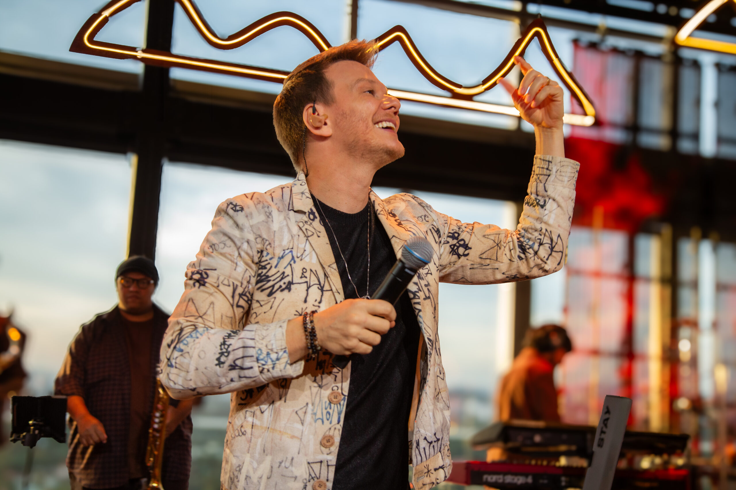 Michel Teló lança novo álbum “Sertanejinho do Teló 2” com show especial em Barretos.