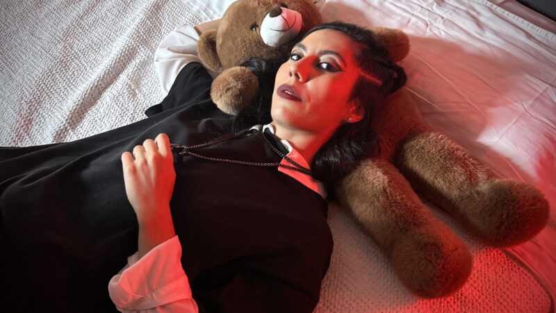 No clipe de “Ex-amores”, Isabella Flint assume: “Às vezes nós somos o problema”