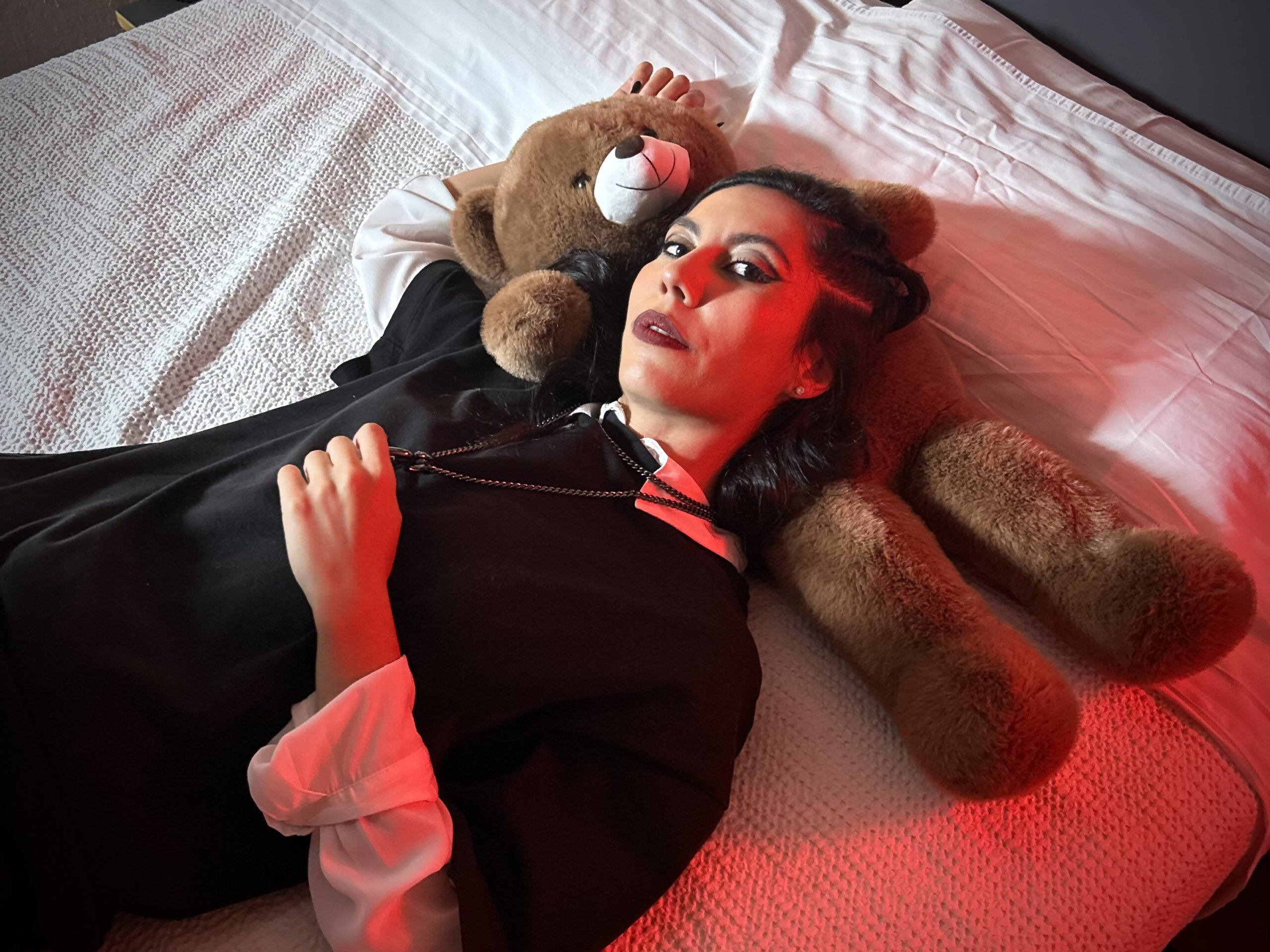 No clipe de “Ex-amores”, Isabella Flint assume: “Às vezes nós somos o problema”