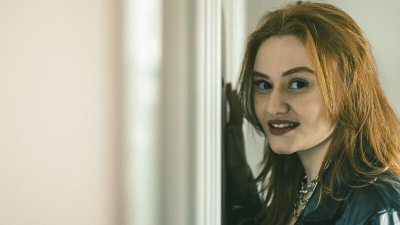 Laura Fantini explora pop eletrônico em “O Amanhã Chegou”