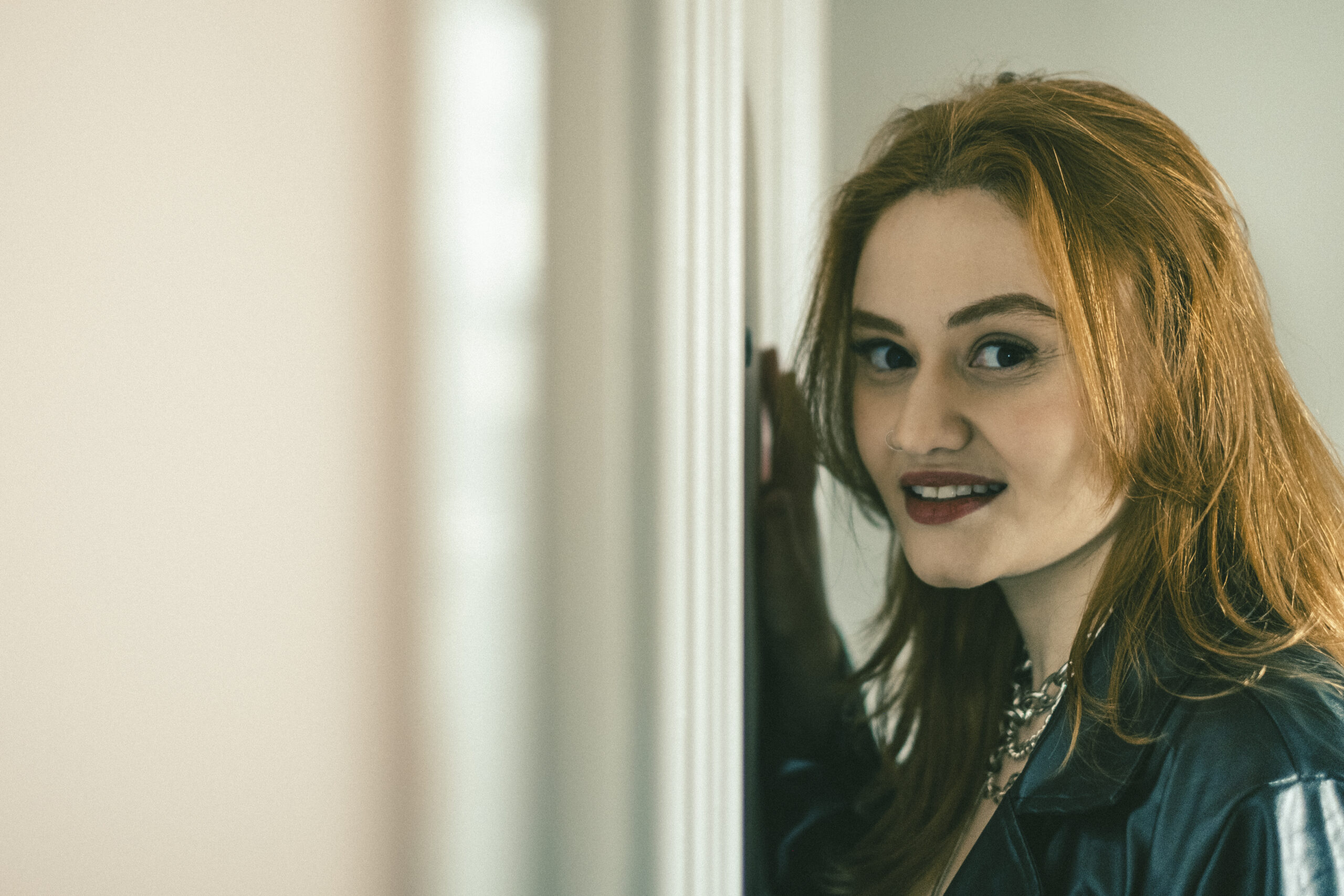 Laura Fantini explora pop eletrônico em “O Amanhã Chegou”