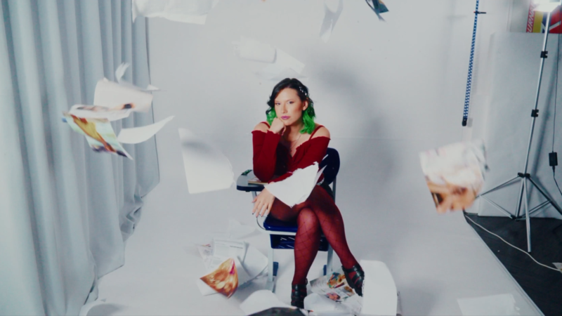 Inspirada em “Garota Infernal”, sage expande o universo de “vício” em novo clipe.