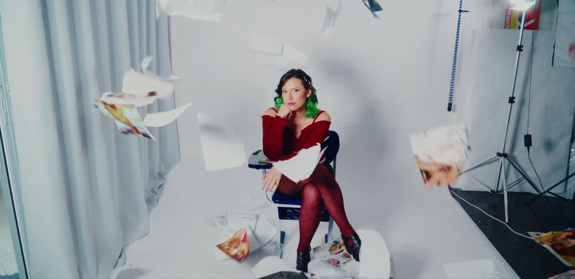 Inspirada em “Garota Infernal”, sage expande o universo de “vício” em novo clipe.