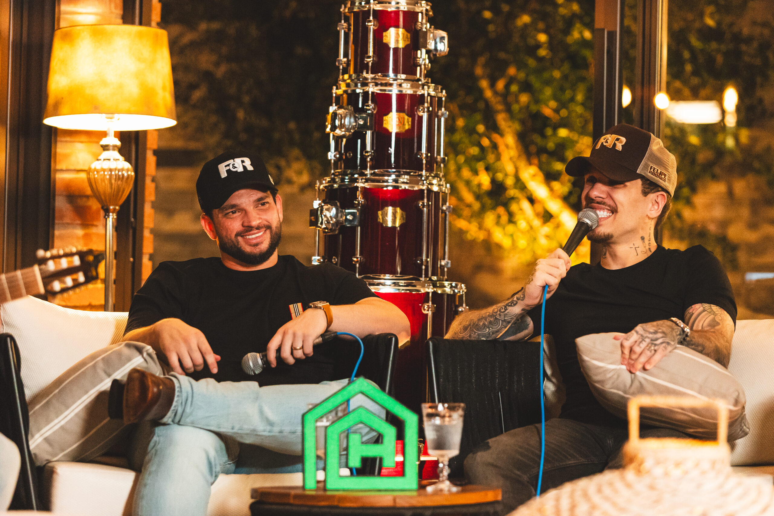 Felipe & Rodrigo dão início à contagem regressiva para novo DVD com guia de “Eu Me Rendo”