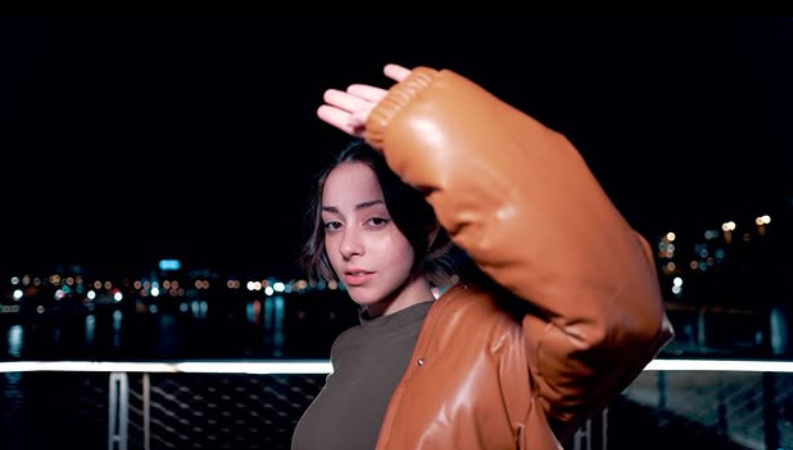 FERNANDA transforma vivência em POP bilíngue e já supera 1,5 milhão de streams.