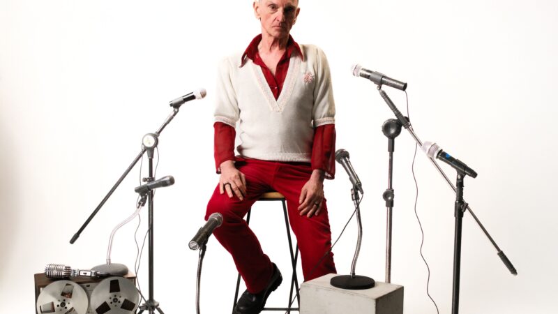Paulo Miklos leva Coisas da Vida ao palco em show inédito em São Paulo.