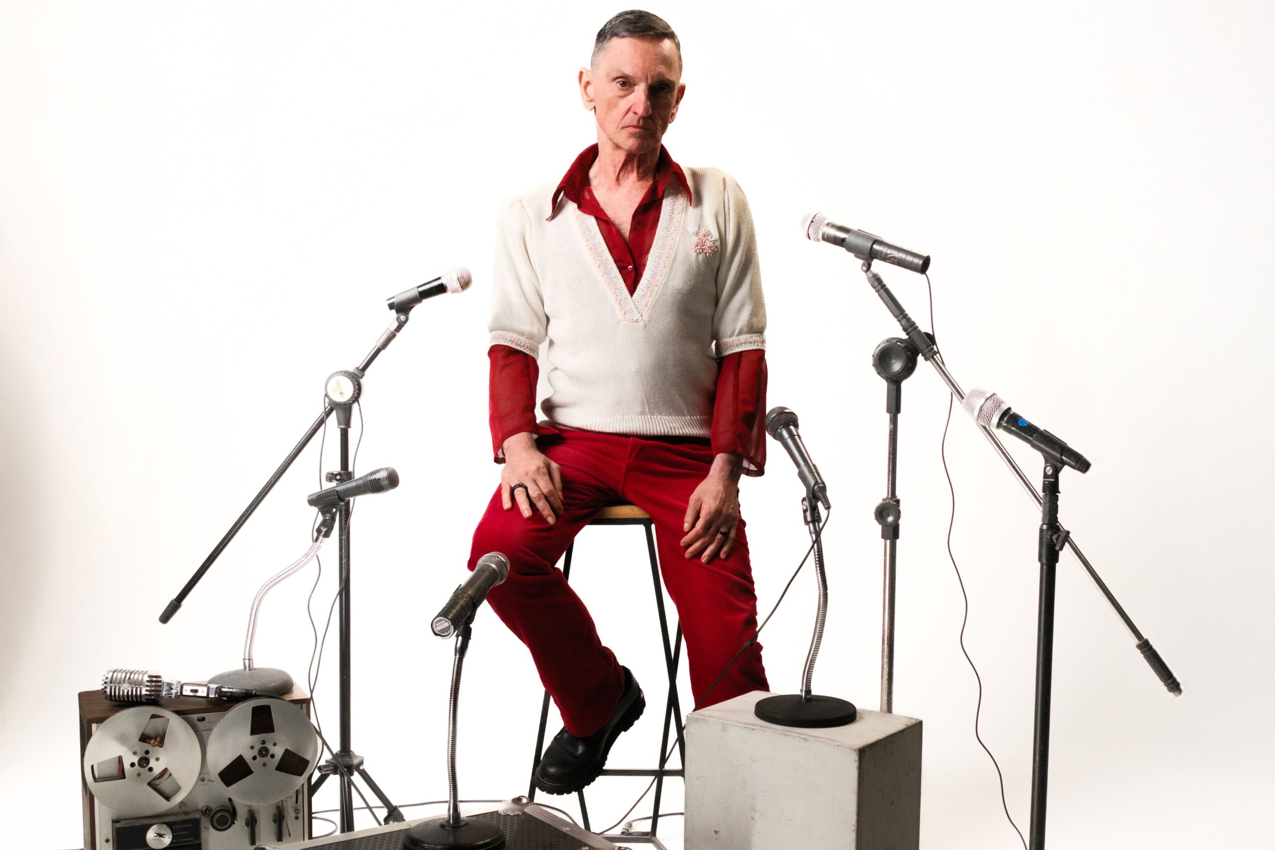 Paulo Miklos leva Coisas da Vida ao palco em show inédito em São Paulo.