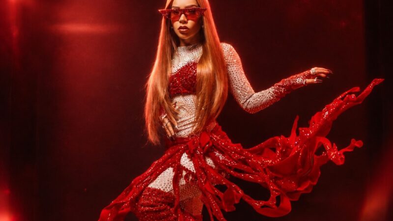 Viviane Batidão aposta em três looks com 15 mil pedrinhas cristalizadas para estreia no Rock in Rio.