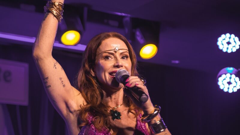 Lu Carvalho apresenta o espetáculo “Beth 80 – Pelo Olhar de Lu Carvalho” na Caixa Cultural Recife.