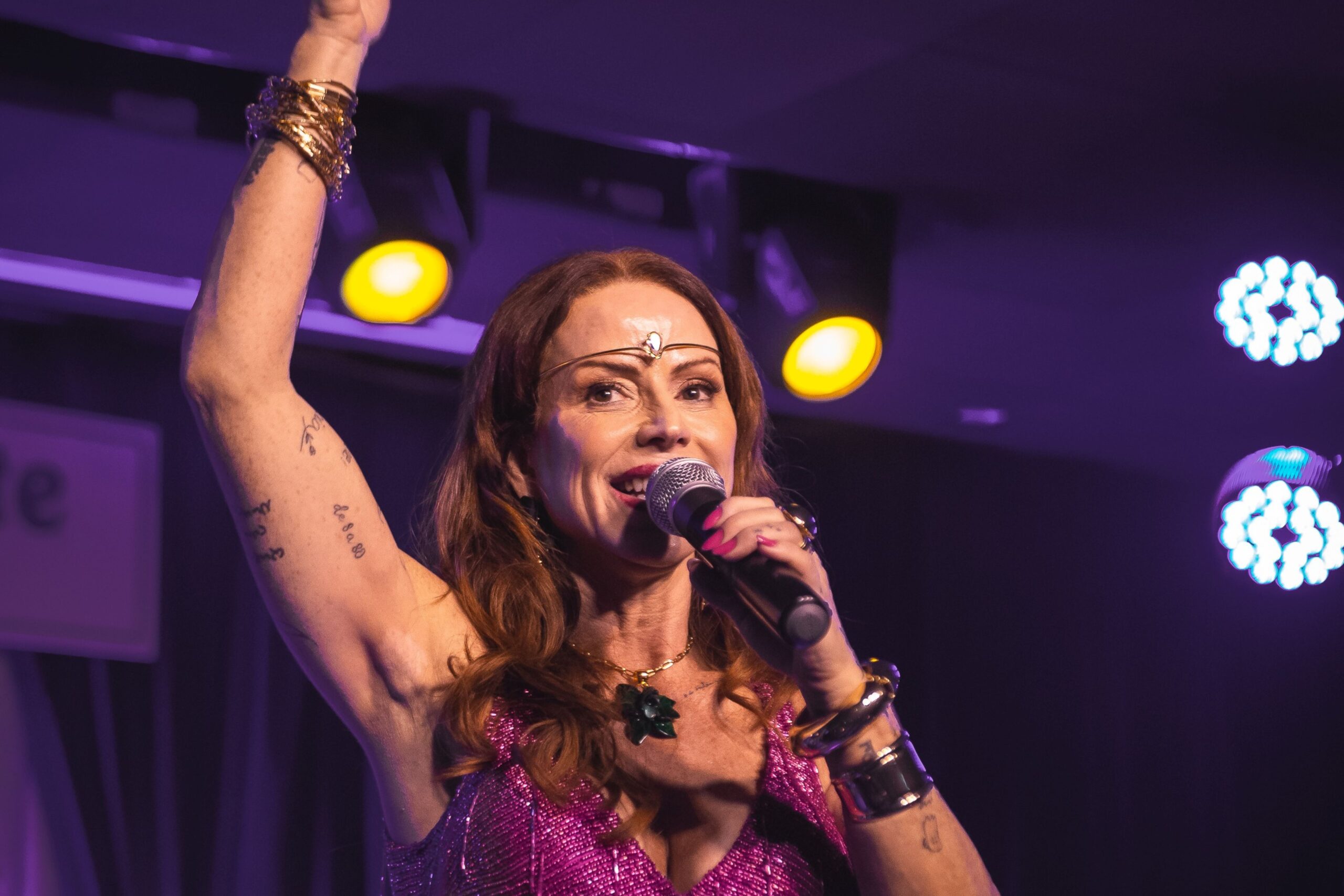 Lu Carvalho apresenta o espetáculo “Beth 80 – Pelo Olhar de Lu Carvalho” na Caixa Cultural Recife.