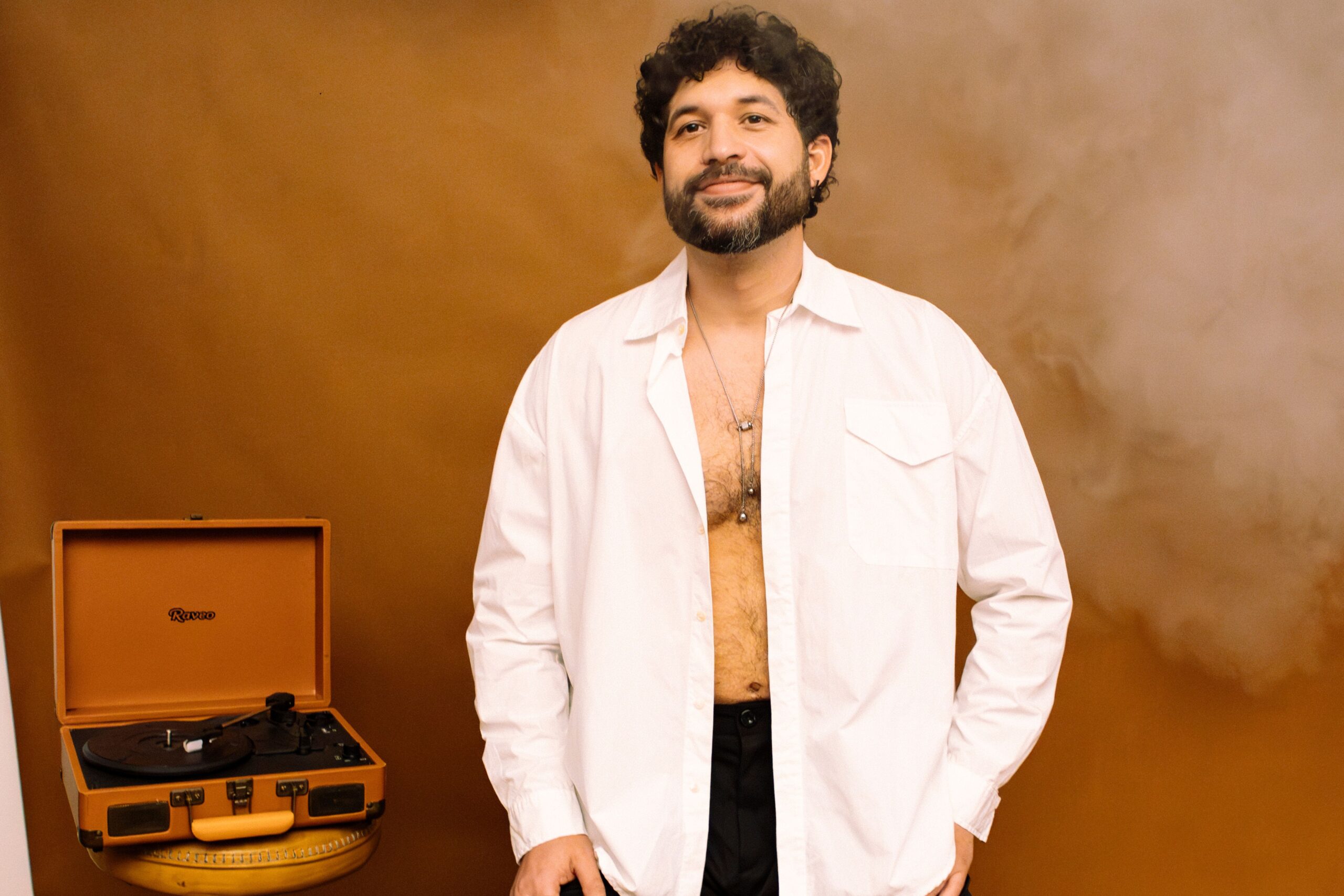 Jona Poeta faz graça da dor no pagode solar “Cuidando de Mim”