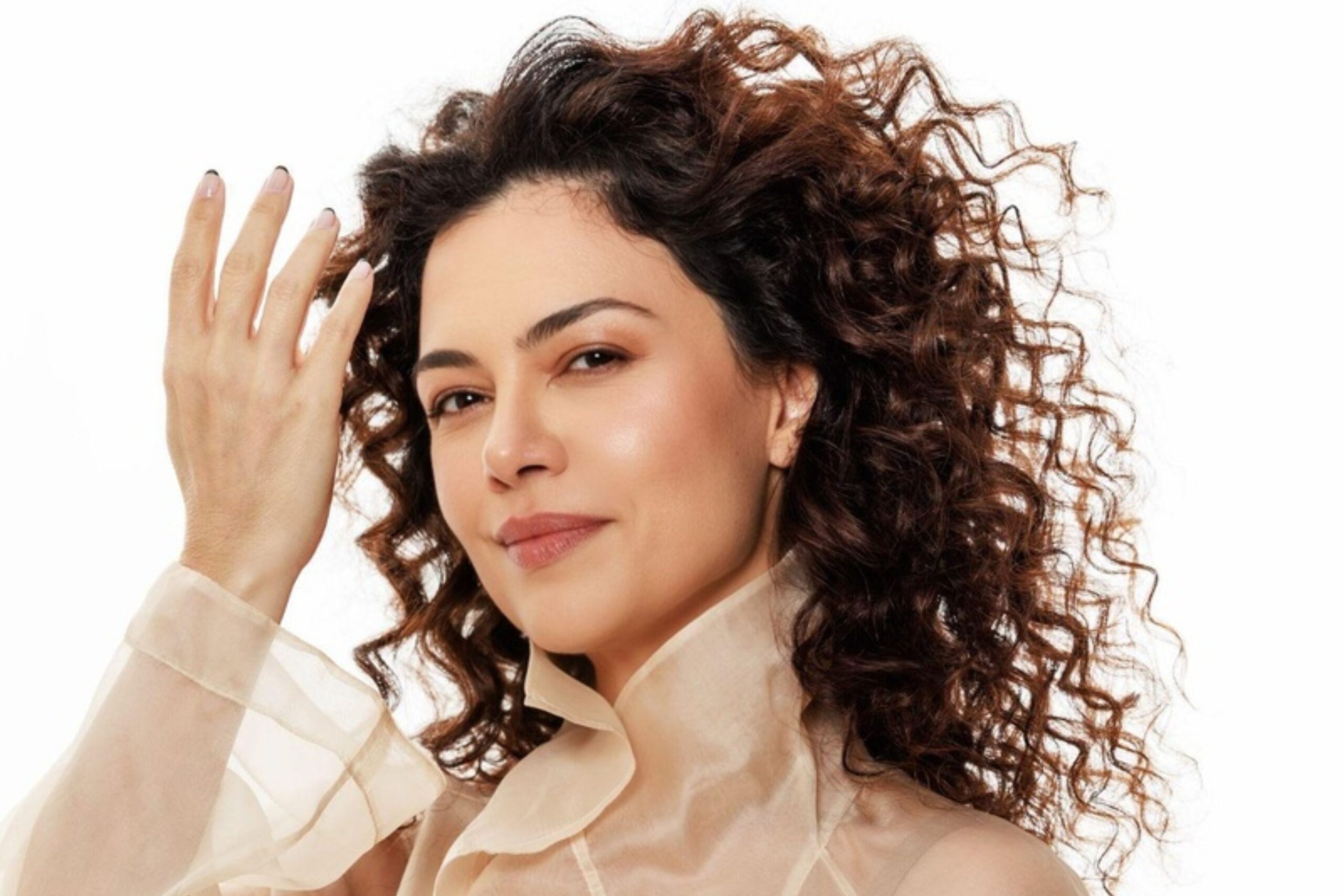Carol Fazu lança “Faça Chuva ou Faça Sol”, single que dá nome ao novo álbum autoral e tem Vanessa da Mata nos vocais, produção de Liminha e guitarras de Tim Bernardes.