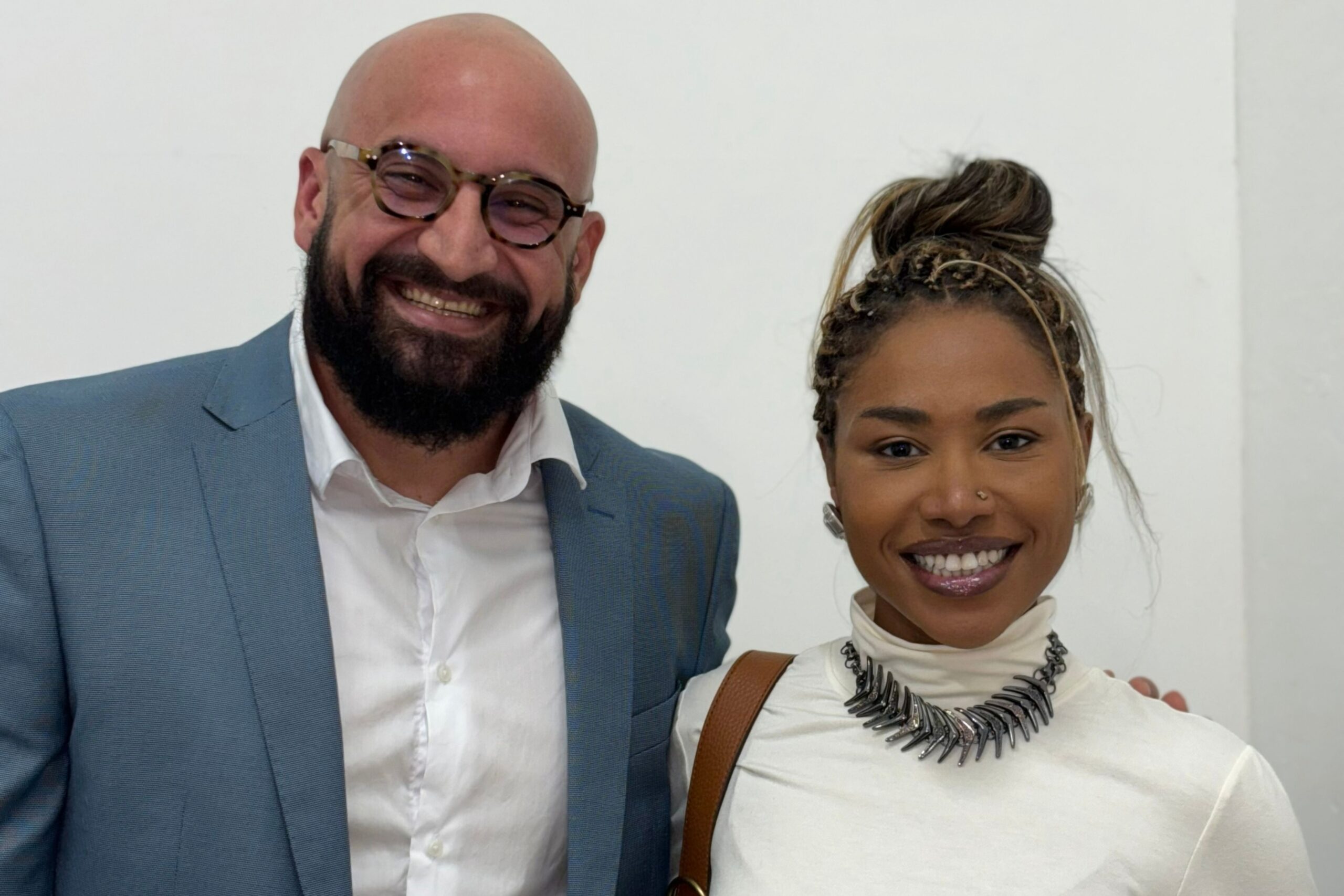 Ebony recebe Medalha Professor Darcy Ribeiro da Câmara Municipal de Queimados.