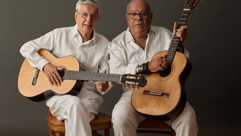 Cézar Mendes e Caetano Veloso lançam “João”, música em homenagem a João Gilberto.