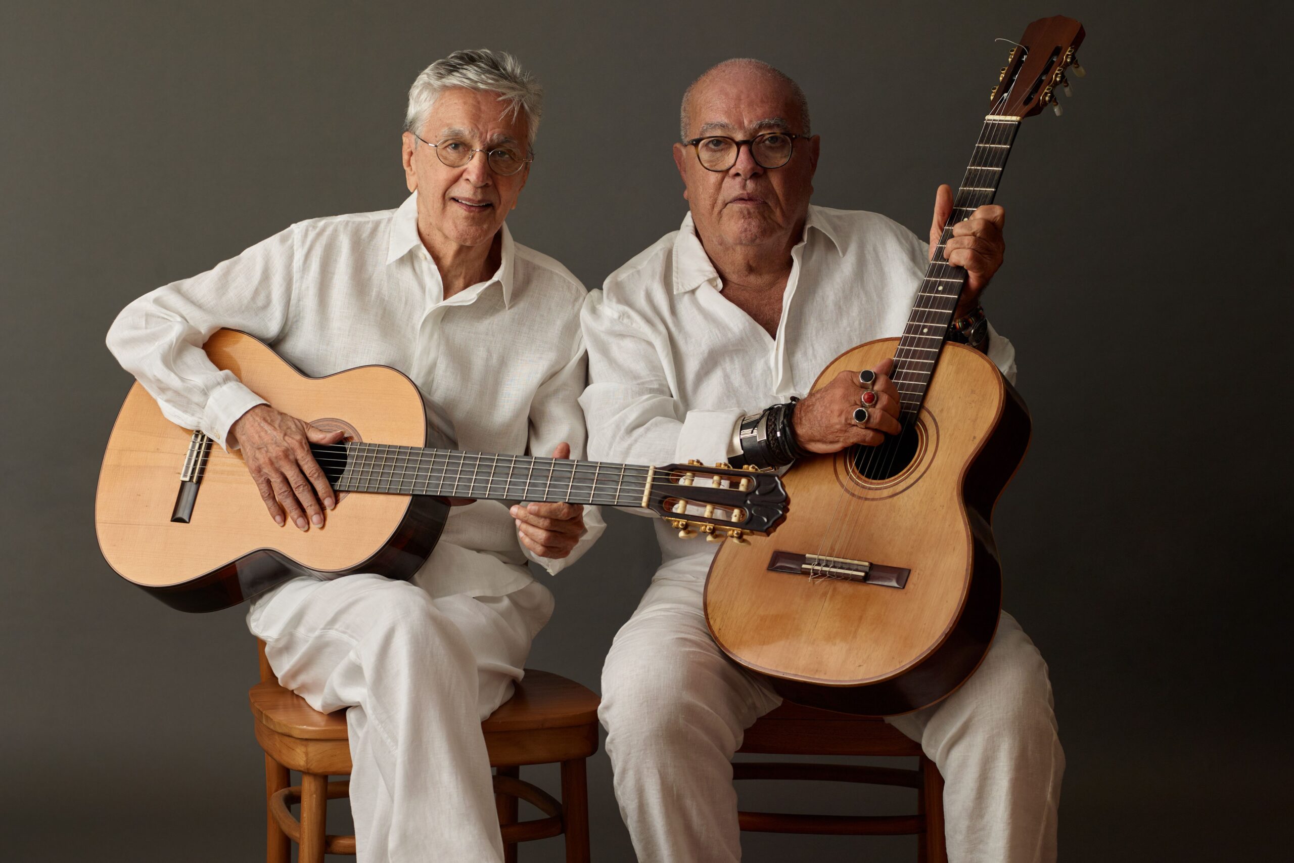 Cézar Mendes e Caetano Veloso lançam “João”, música em homenagem a João Gilberto.