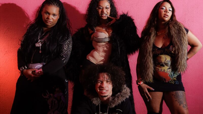 IKNOWFELIPE reúne LAI$ROSA, Barona e NandaTsunami em “Donas do Plaquê”, faixa que resgata estética do hip-hop dos anos 2000.