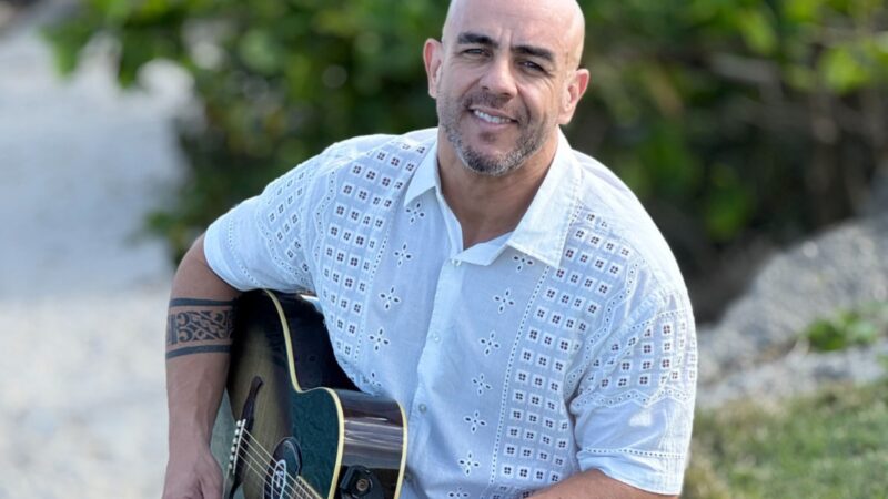 Decco abre nova fase na carreira com “O Amor Vai Te Encontrar”, seu primeiro projeto autoral.