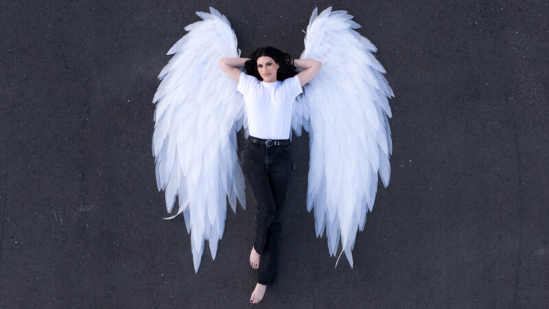Laura Pausini lança “Siamo Soli Nell’immenso Vuoto Che C’è”