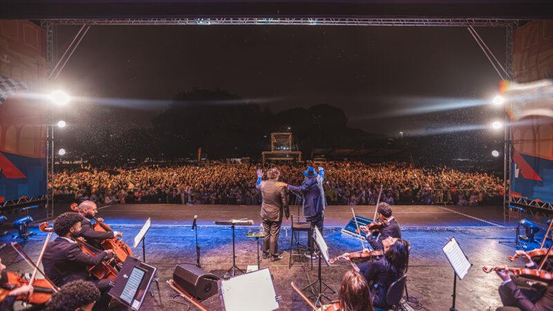 Debaixo de chuva, Alceu Valença e Orquestra Ouro Preto reúnem milhares de pessoas no Parque Ibirapuera, em São Paulo.