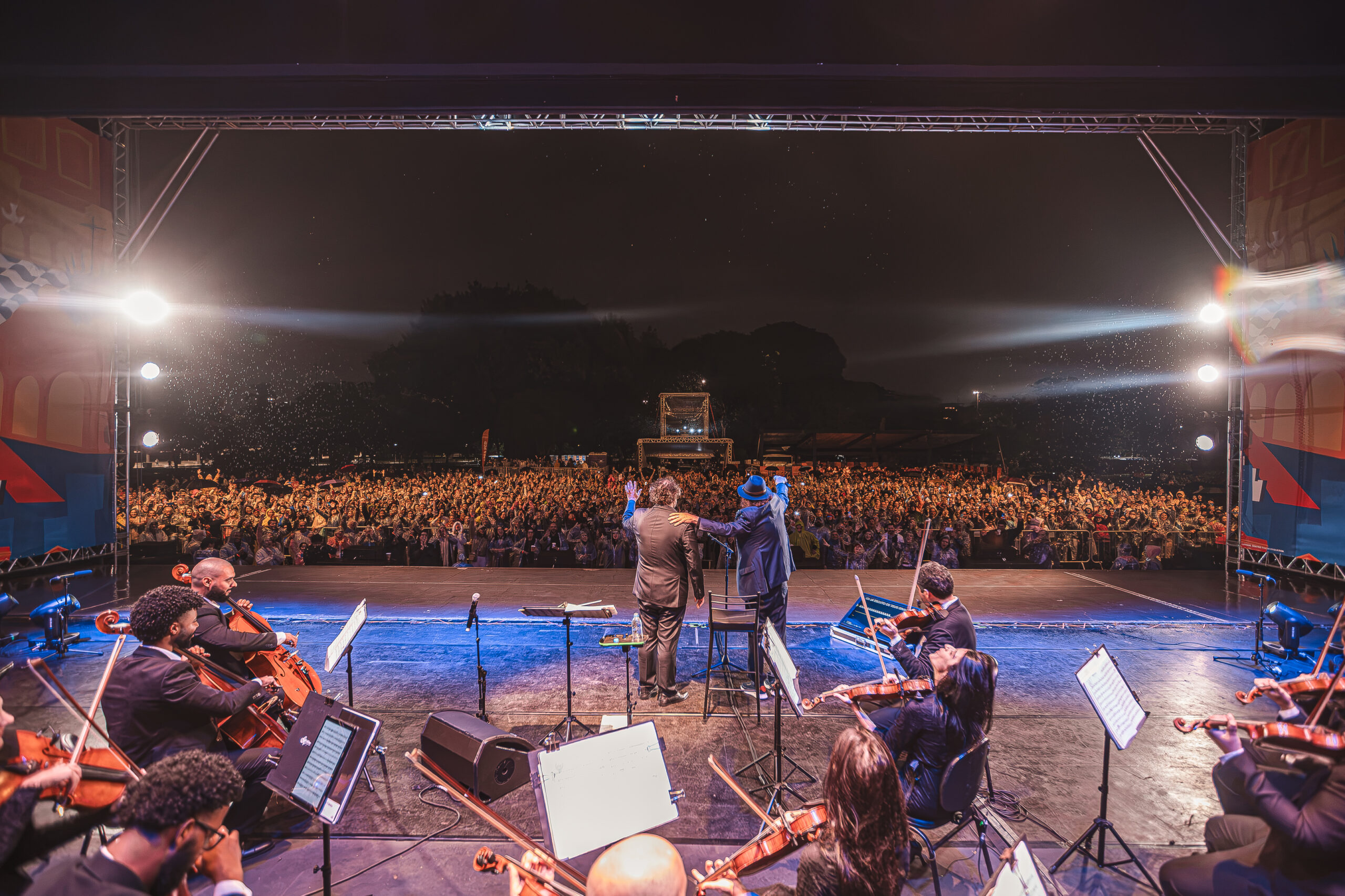 Debaixo de chuva, Alceu Valença e Orquestra Ouro Preto reúnem milhares de pessoas no Parque Ibirapuera, em São Paulo.