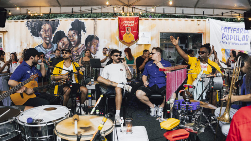 Patifaria Popular transforma o “Vira-Lata” em símbolo da brasilidade em novo single.