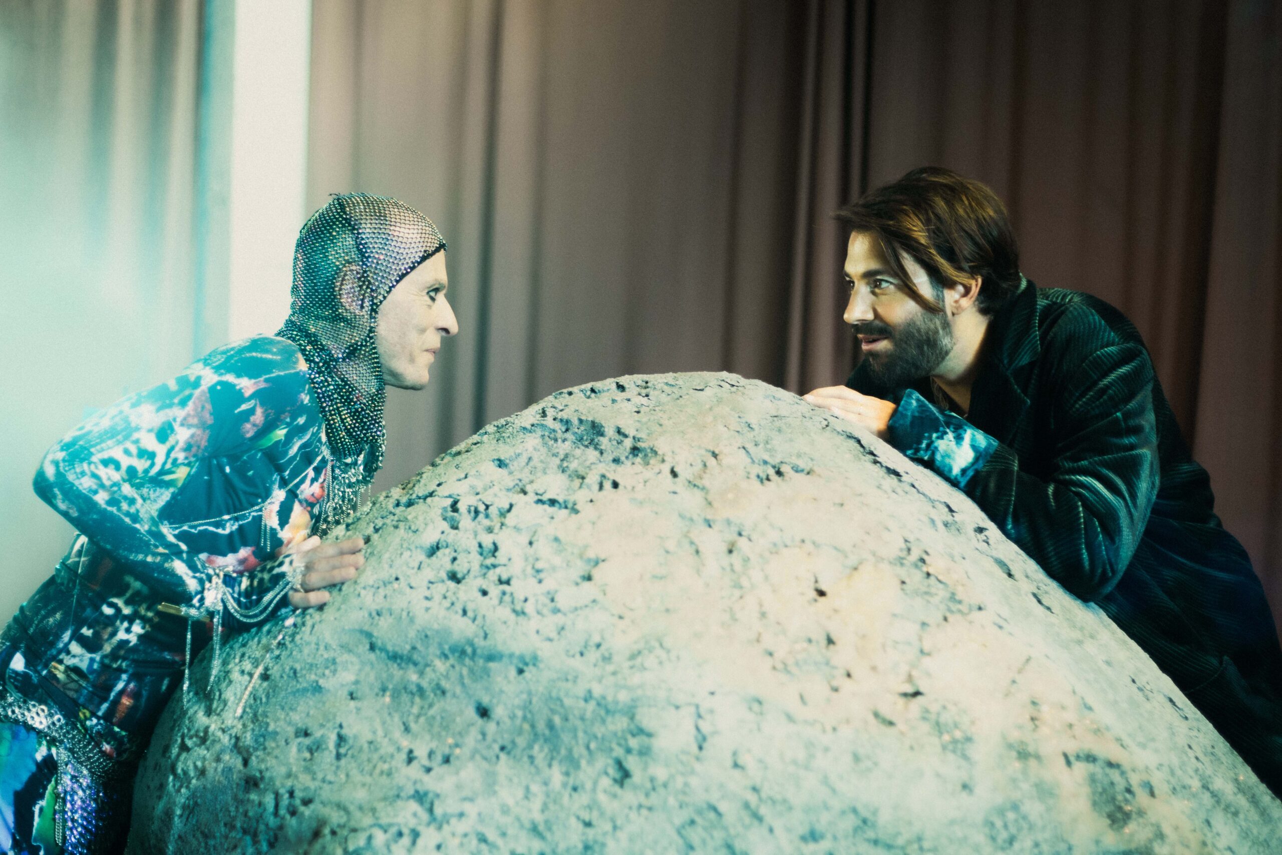 Salvador Sobral se une a Ney Matogrosso em “Bam Bam”, single que antecipa novo álbum do cantor português.