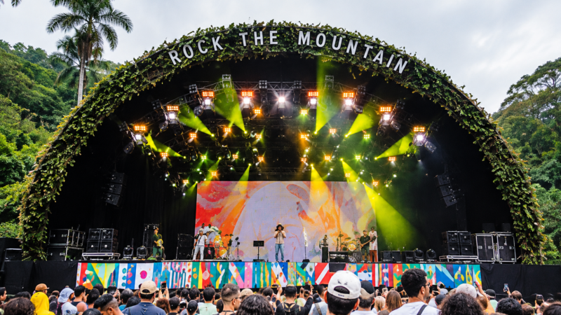 Na contagem regressiva: Rock the Mountain 2026 terá seis dias de música e arte em meio à natureza, na região serrana do Rio.