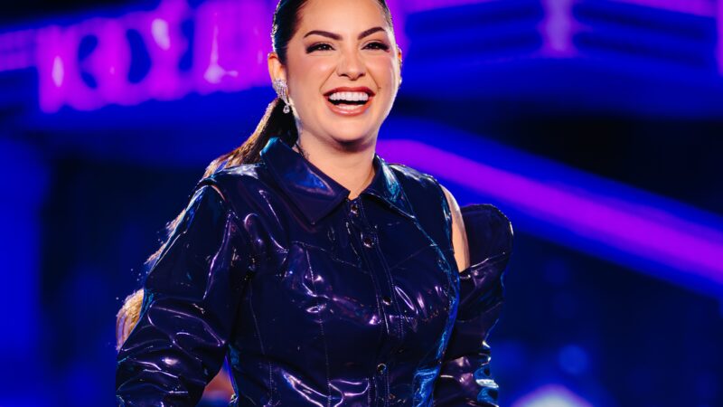 Raphaela Santos aposta na sofrência de “Orgulho Apagou” em novo volume de “Chama no Bregão 2”