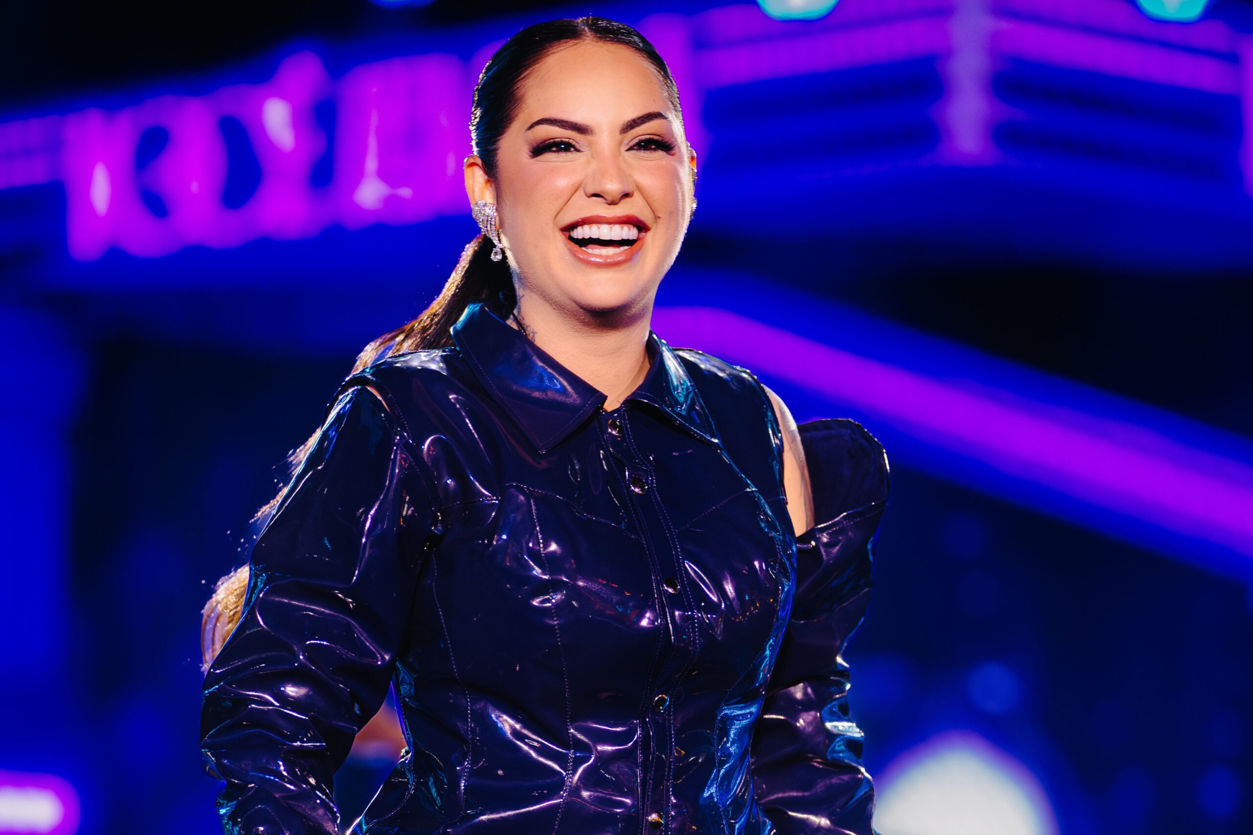 Raphaela Santos aposta na sofrência de “Orgulho Apagou” em novo volume de “Chama no Bregão 2”