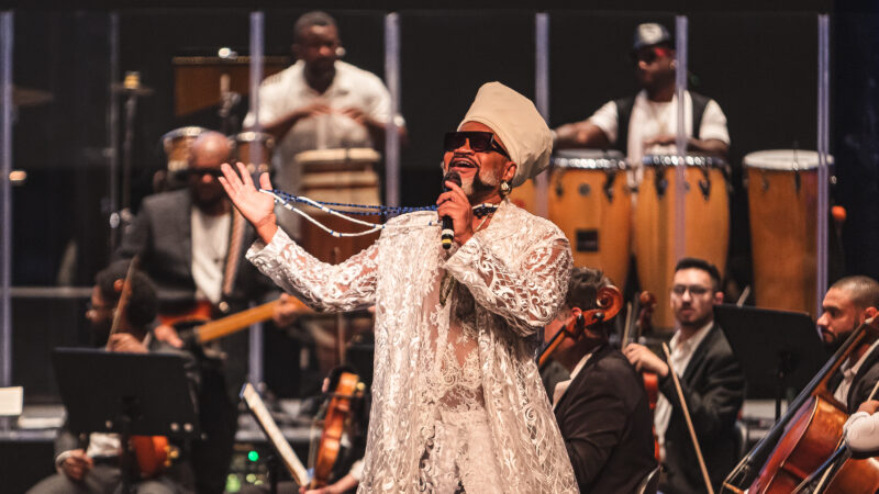 SulAmérica Sessions leva Carlinhos Brown e a Orquestra Ouro Preto à Praça Mauá, no Rio de Janeiro.
