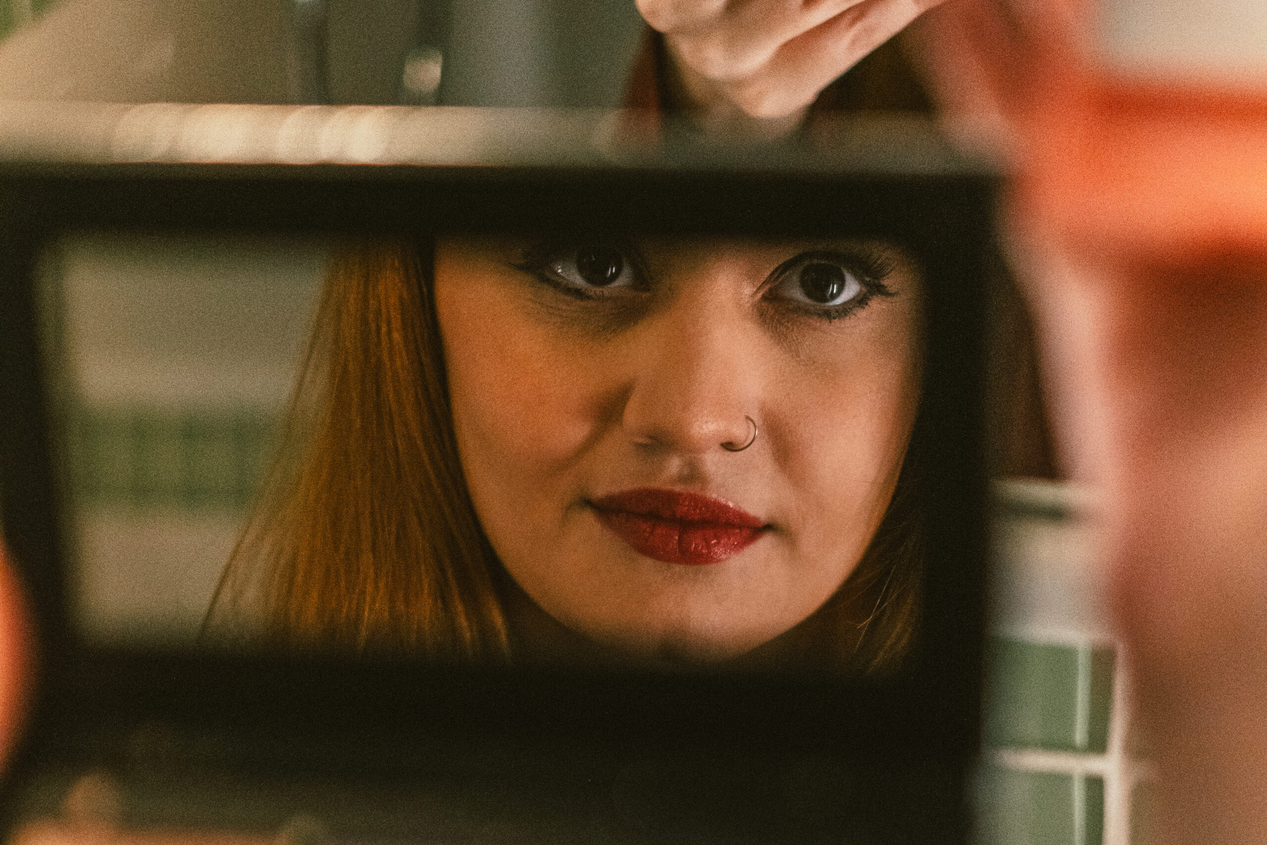 Em resposta a uma de suas canções, Laura Fantini apresenta “Ninguém Ficou”