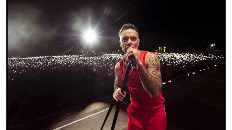 Robbie Williams chega à São Paulo com a BRITPOP Tour na próxima terça-feira (13).