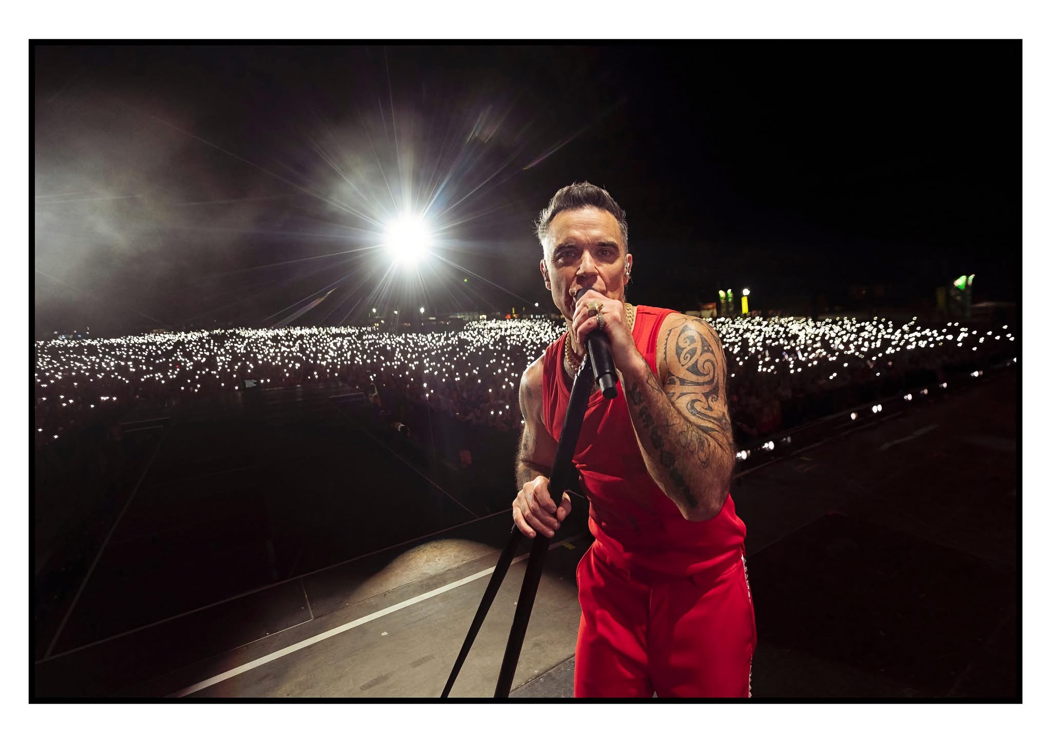 Robbie Williams chega à São Paulo com a BRITPOP Tour na próxima terça-feira (13).